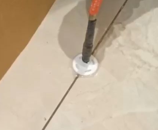 青海瓷砖空鼓维修公司专业解答瓷砖在铺贴过程中，如果没有涂抹均匀到位的粘结材料（如水泥砂浆或瓷砖胶），可能会导致以下问题