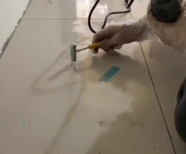 青海瓷砖开裂维修公司专业分享瓷砖在铺贴前如果没有沥干水分，将会导致以下问题